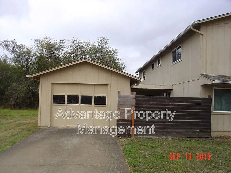 3 bed, 1.5 bath, 1248 sqft, $2,100 — Photo 3