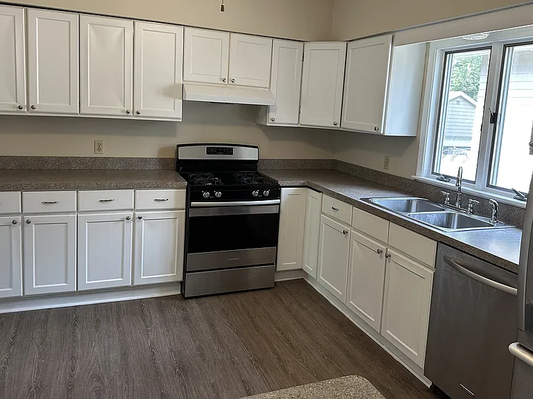 110 Chateau Ter — Photo 3