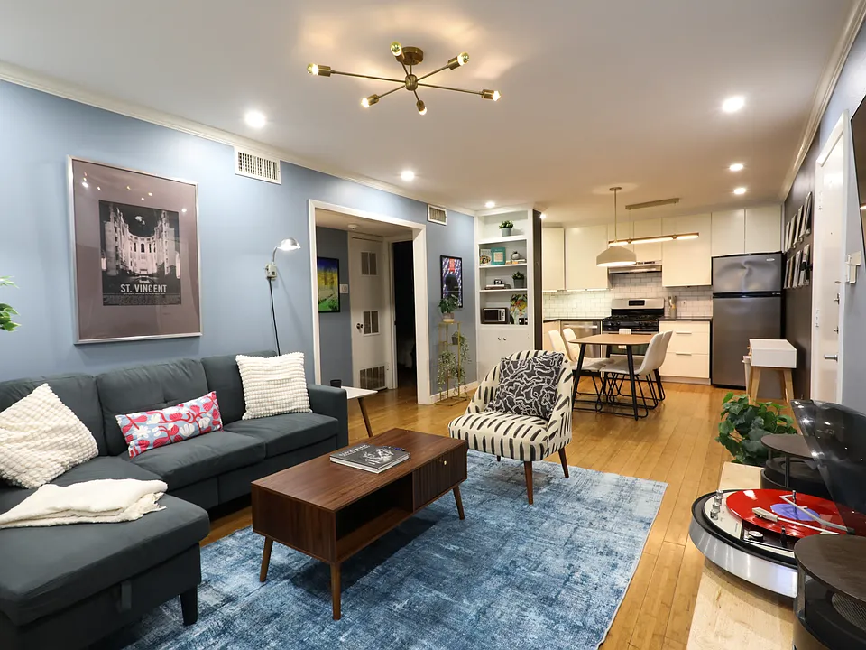 1304 Summit St #209