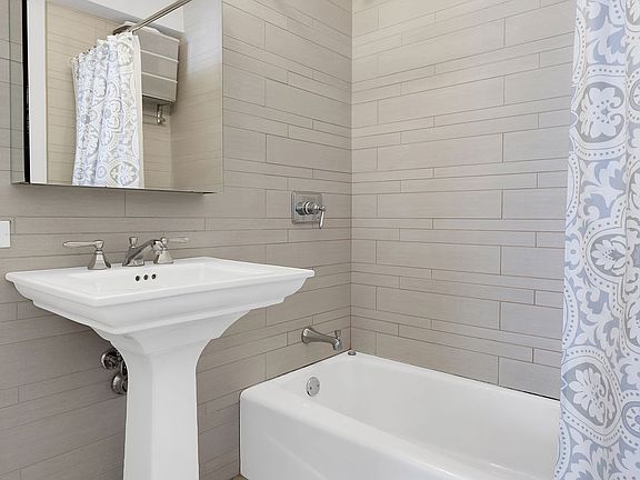 4th image of 1510 Lexington Ave APT 4D