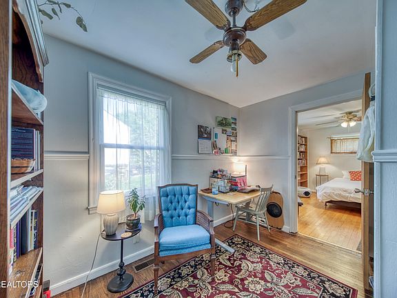 4th image of 1930 W Gilbert Ln