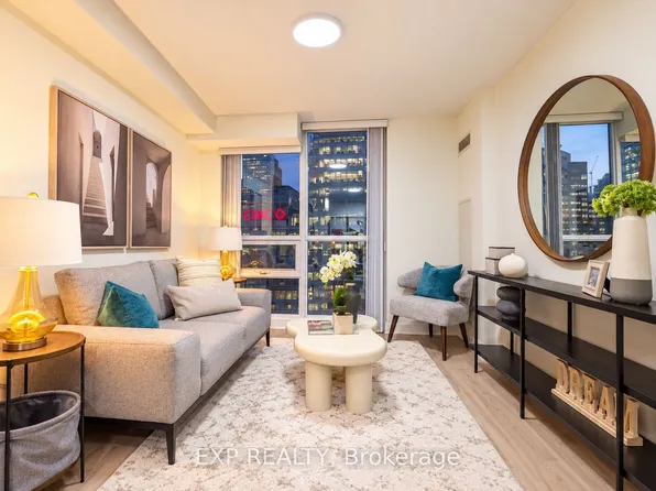 18 Harbour St #703, Toronto, ON M5J 2Z6