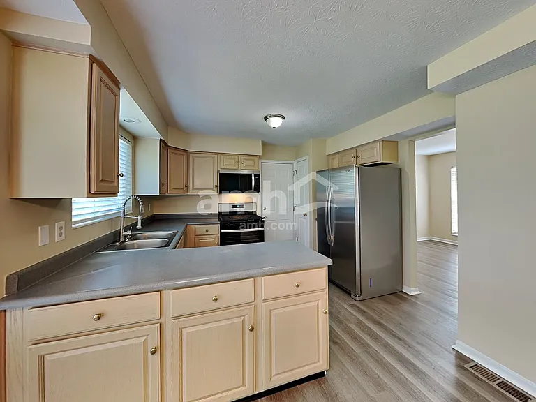 725 Kent Cir — Photo 4