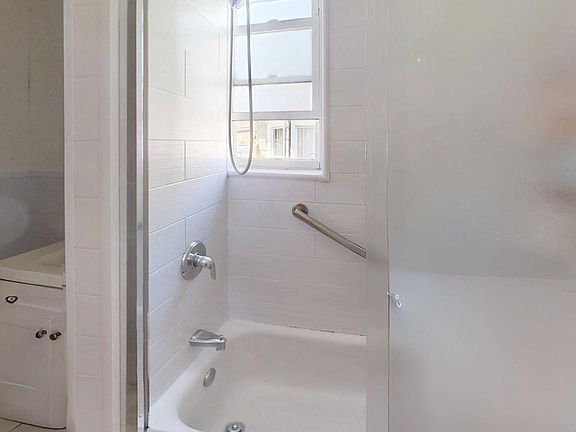4th image of 38 N 10th Avenue