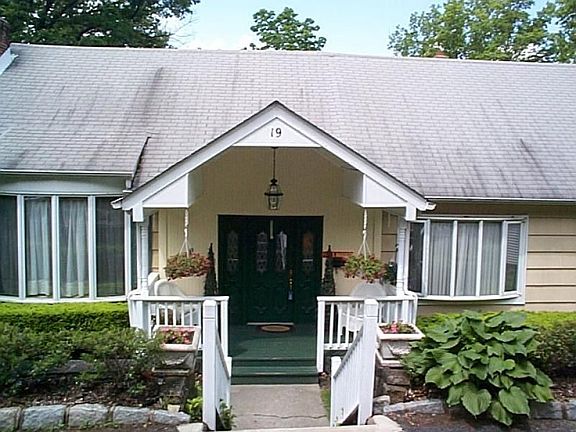 PETITE PORCH GREETS GUESTS