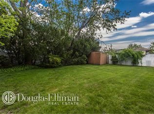 21 Ferney St, Hicksville, NY 11801