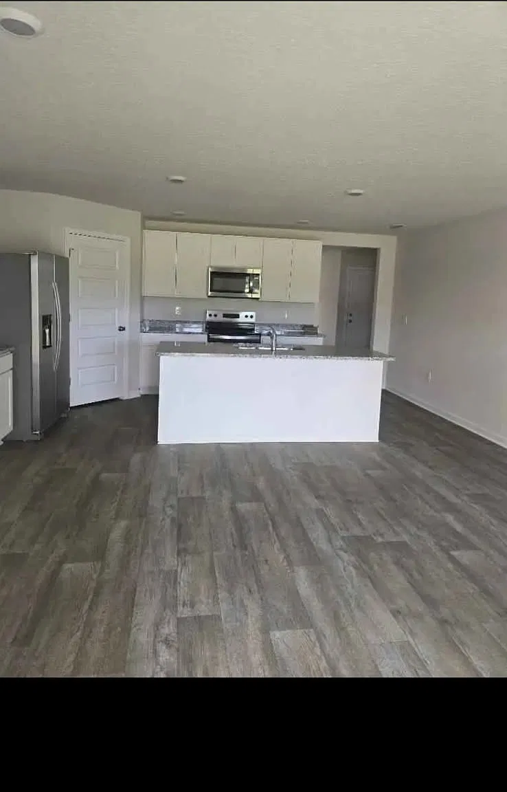 4 bed, 2.0 bath, 1806 sqft, $2,150 — Photo 2