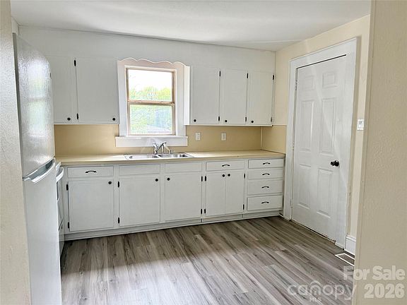 3rd image of 2025 28th St NE