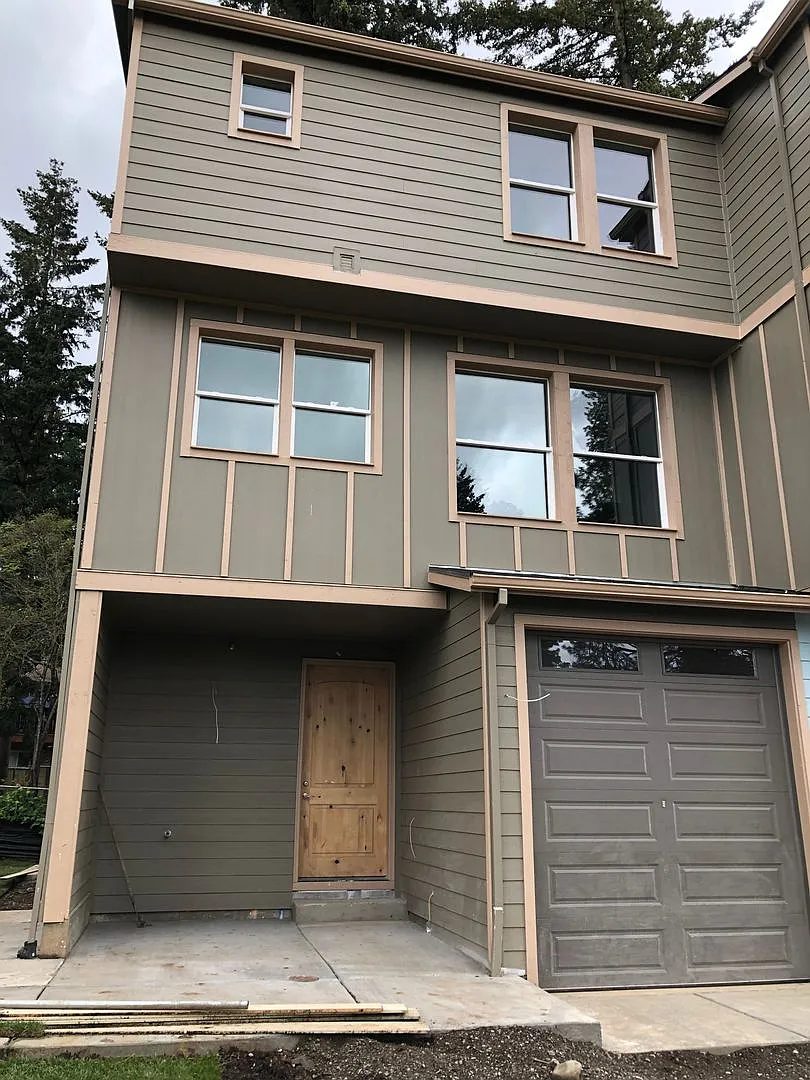 3 BD TH, Gated Community Parking in Portland! — Photo 1