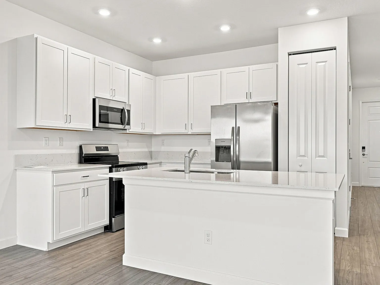 3 bed, 2.0 bath, 1436 sqft, $2,200 — Photo 4