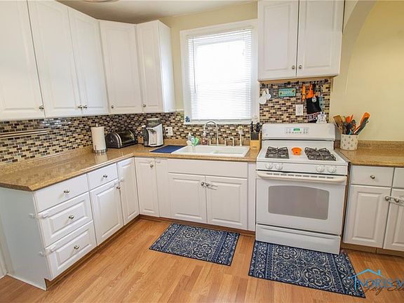 2nd image of 4045 Kingsbury Ave