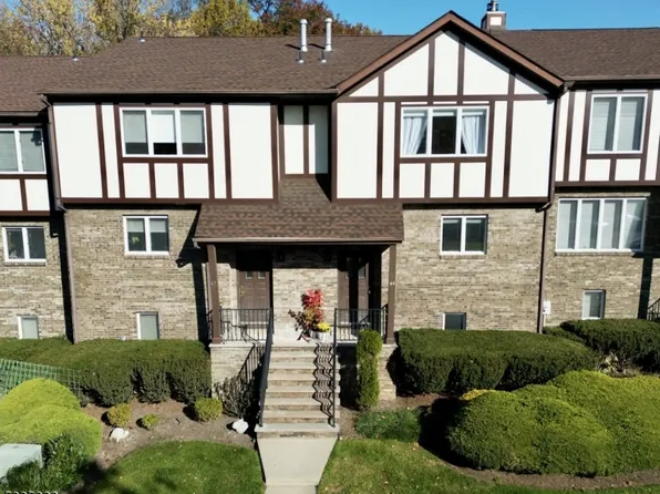 44 Canterbury Ln, New Milford Boro, NJ 07646
