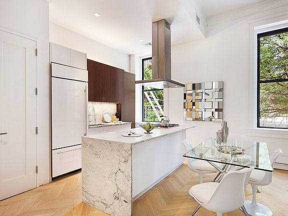 3rd image of 201 E 71st St APT 4K