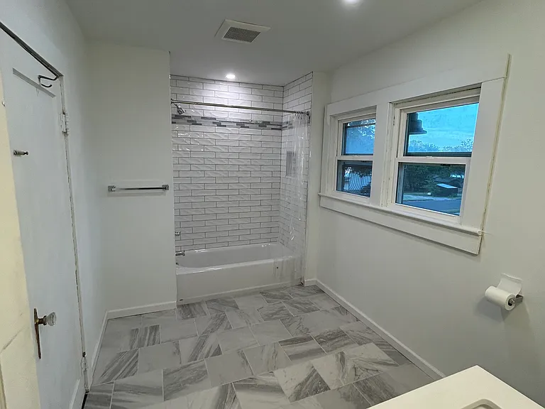 211 W 14th St #C — Photo 5