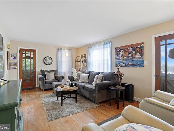 5th image of 1937 Hoffmansville Rd