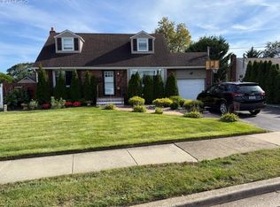 28 Lockwood Ave, Farmingdale, NY 11735