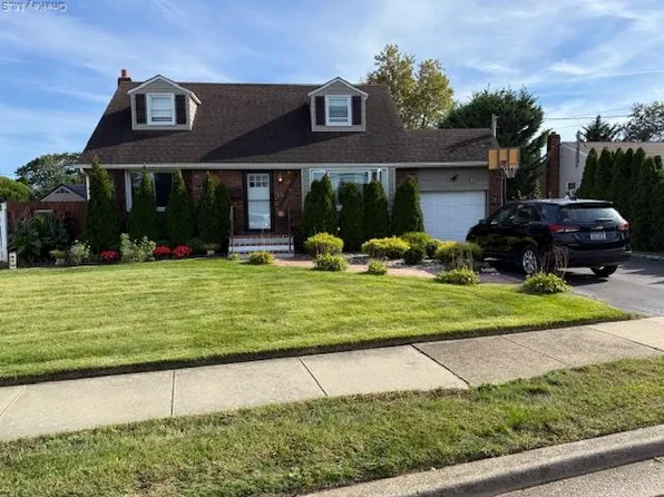 28 Lockwood Avenue, Farmingdale, NY 11735