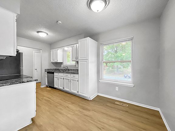 5th image of 118 SE Flagstone Dr