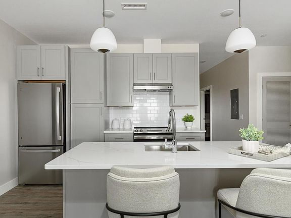 5th image of 7 Hudson West Dr #723