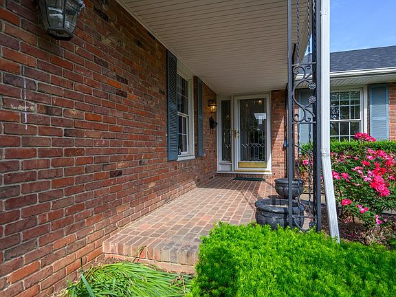 4th image of 1029 Standish Pl S
