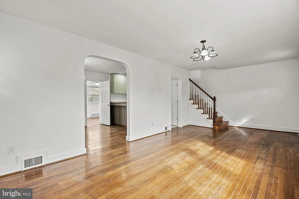 5 bed, 2.5 bath, 1635 sqft, $3,500 — Photo 2
