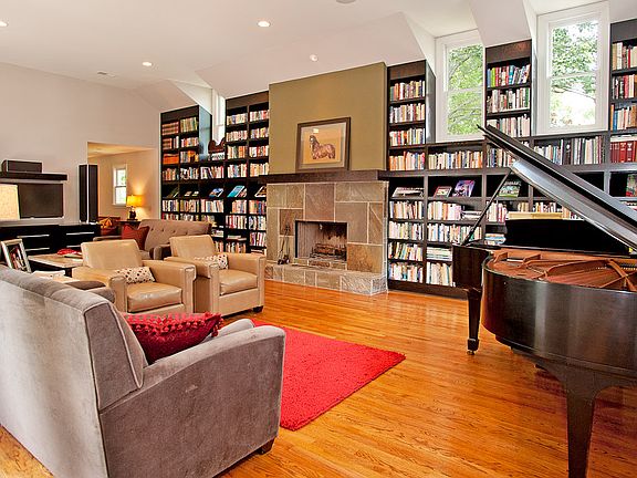 yes, that is a grand piano & it's not even crowded  