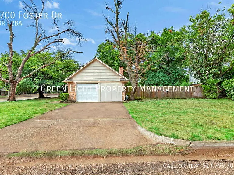 1700 Foster Dr — Photo 2