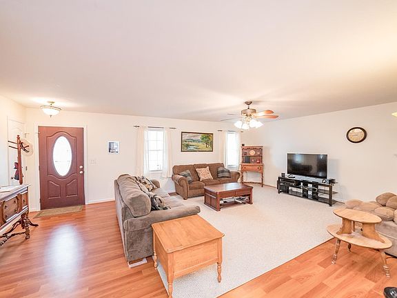 5th image of 68 Garnett Ct