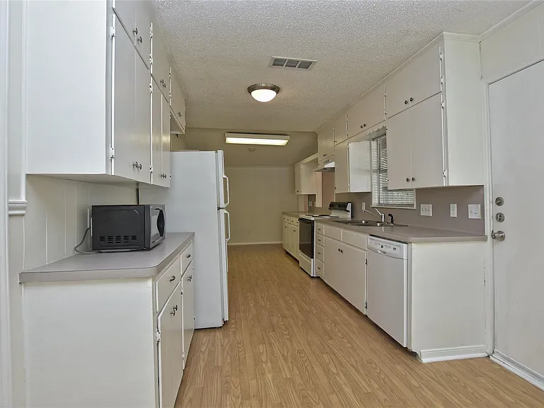 16013 Edwards Dr — Photo 12