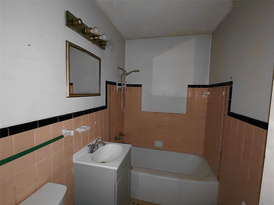 7th image of 4012 NW 33rd St