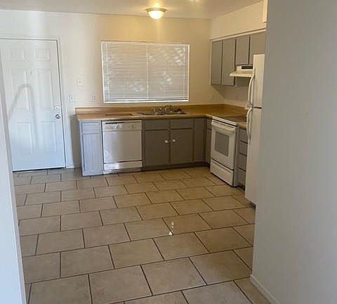 5th image of 2227 W Fremont Dr