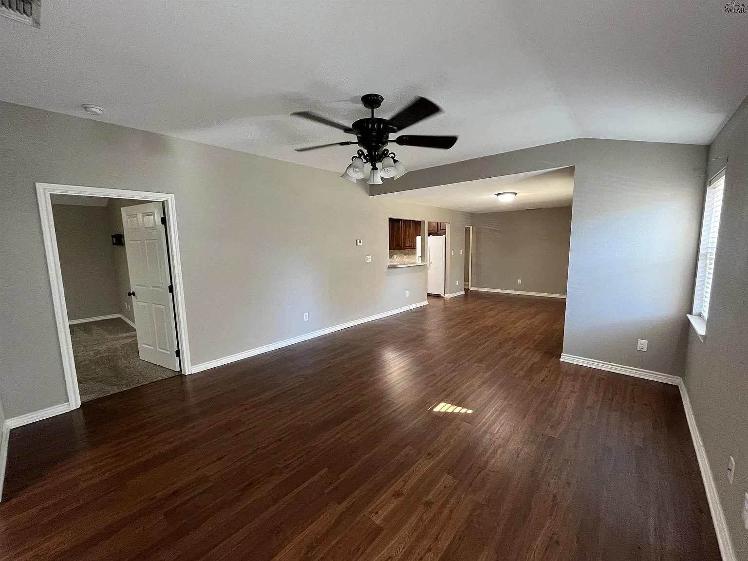3 bed, 2.0 bath, 1352 sqft, $1,550 — Photo 3