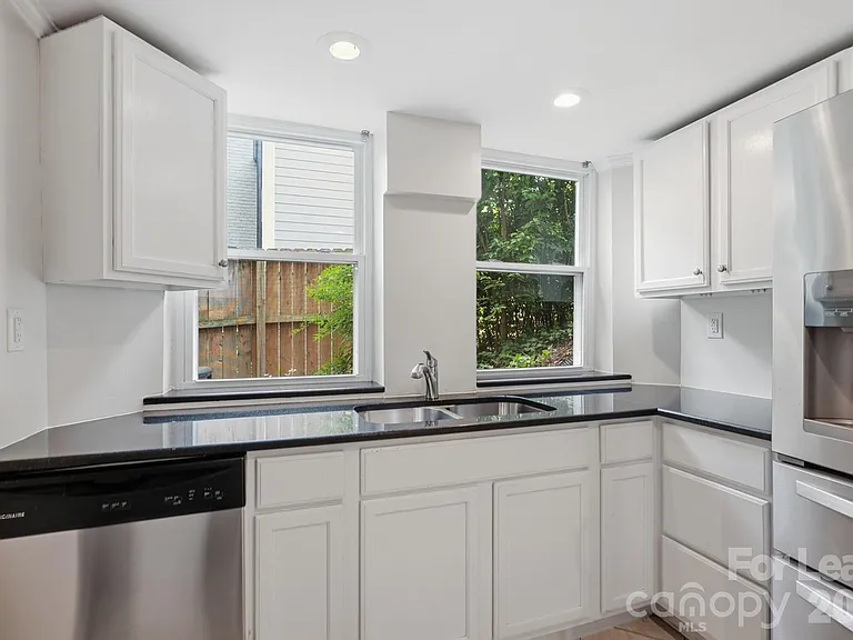 3101 Selwyn Ave — Photo 17
