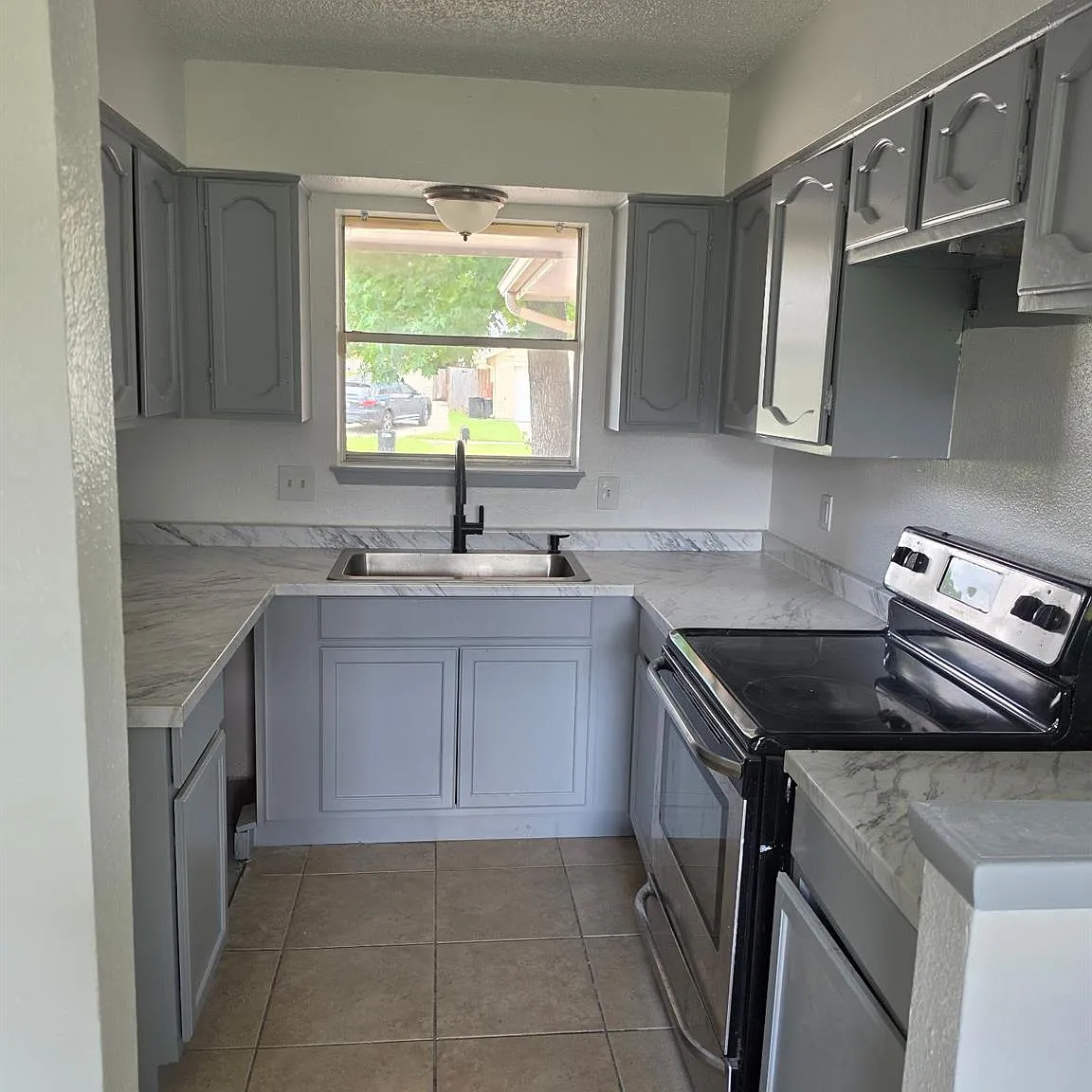 3 bed, 1.5 bath, 1062 sqft, $1,600 — Photo 3