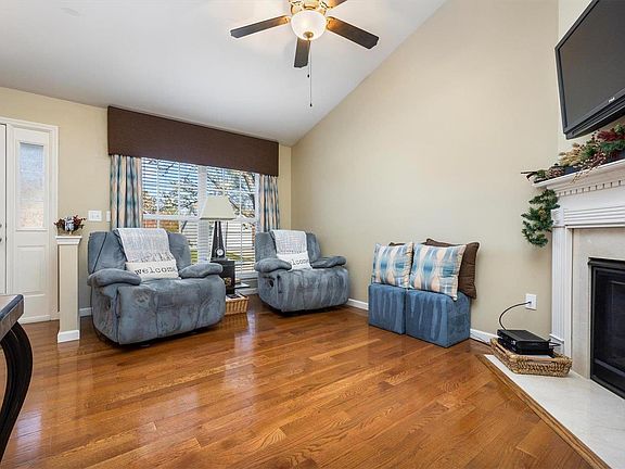 4th image of 702 Ember Crest Dr