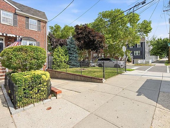 3rd image of 631 Avenue A