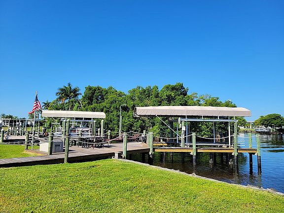 3rd image of 338 Shoreland Dr