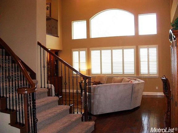 2nd image of 302 Mott Ct