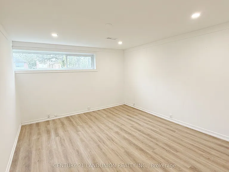 422 Lynett Cres — Photo 8