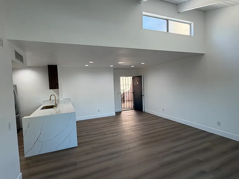 10331 Lindley Ave #209 — Photo 3