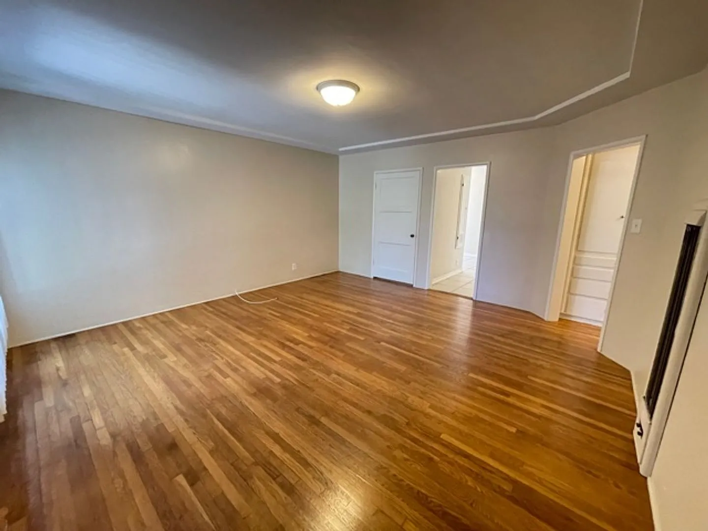 975 Marengo — Photo 2