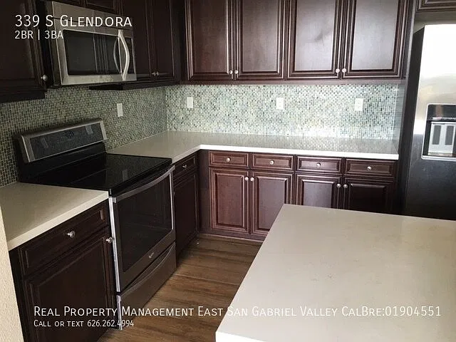 Modern townhouse with high-end features — Photo 2