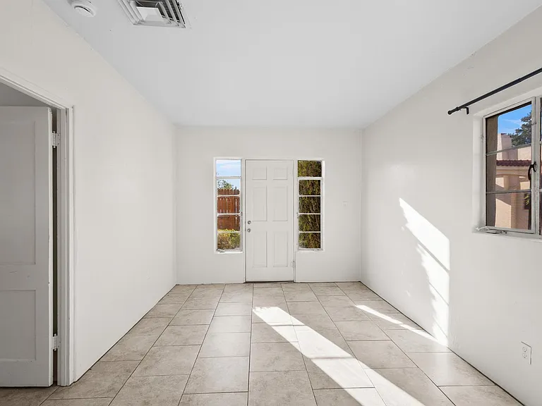 306 Carlisle Blvd SE #C — Photo 8