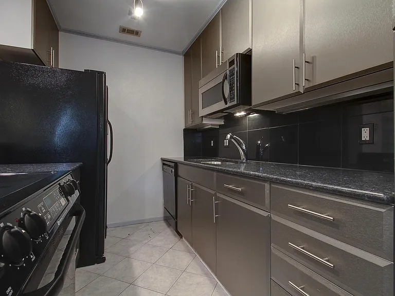 500 E Riverside Dr #136 — Photo 7