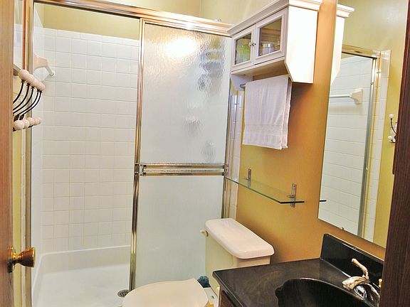 4th image of 4024 Berrybush Dr