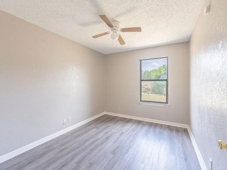 1515 Geneva St — Photo 10