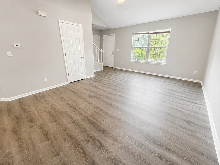 1318 Valley Creek Ln — Photo 4