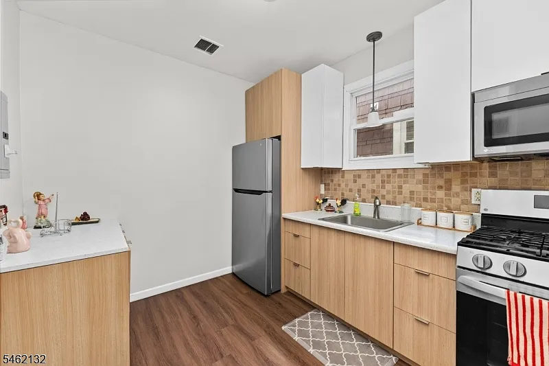 3 bed, 1.0 bath, $2,500 — Photo 2