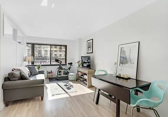 3rd image of 201 W 21st St APT 2C