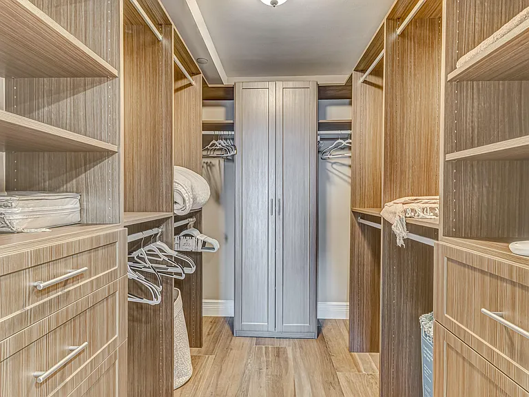 400 Beach Rd #702 — Photo 23
